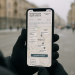 Снятый с плеча кадр: человек держит смартфон с открытой Литературной картой области — на